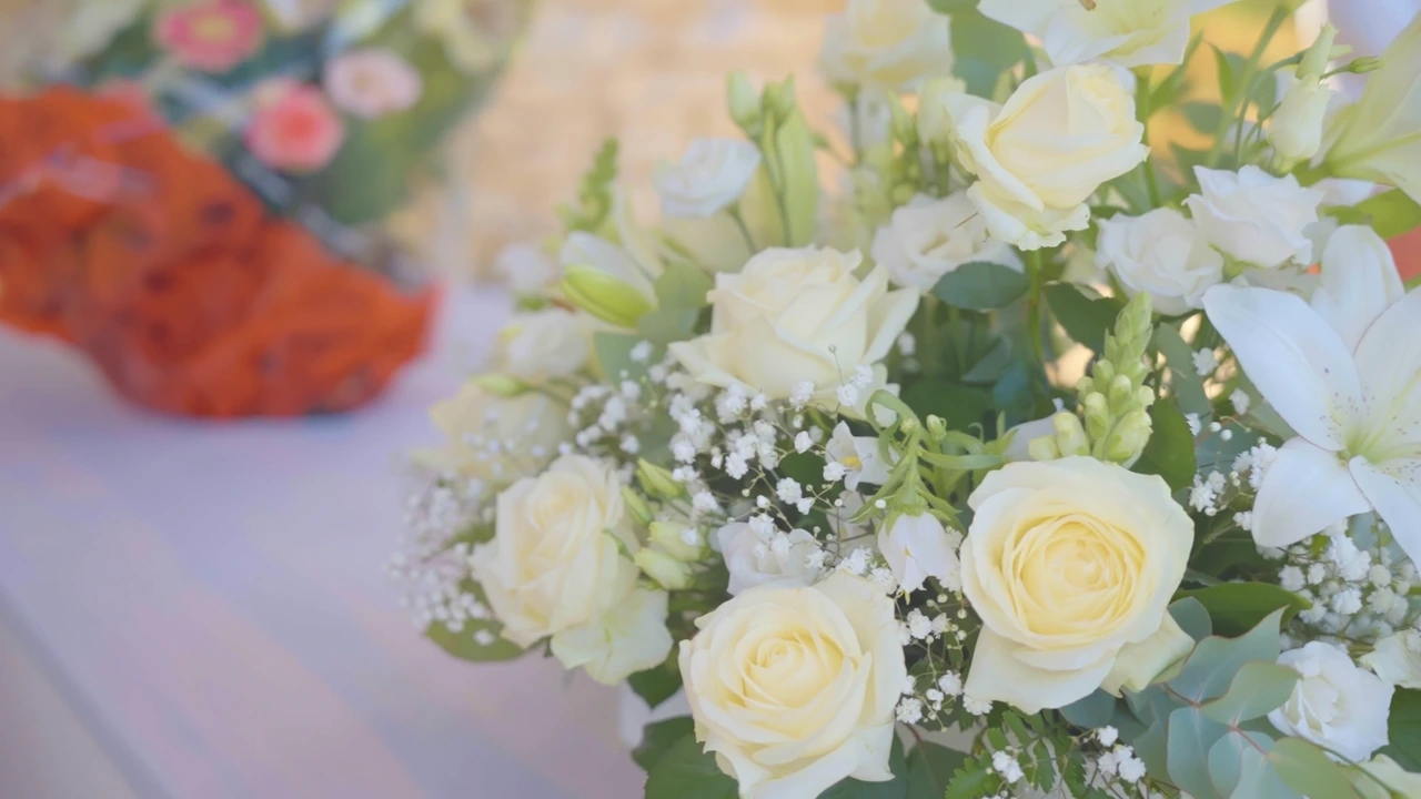 Le bouquet de roses blanches.